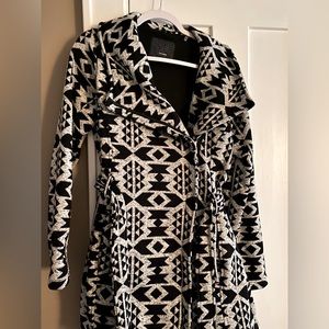 Steve Madden White & Black Geometric Fleece Wrap Jacket